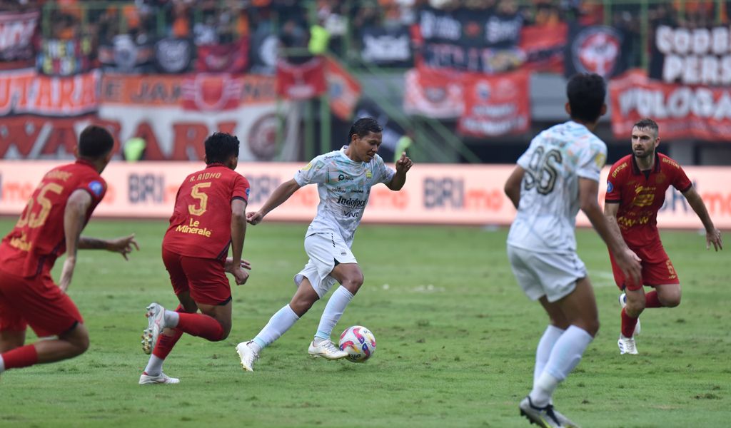 Gelandang PERSIB, Adam Alis dikepung pemain Persija pada pertandingan pekan ke-23 Liga 1 2024/2025 di Stadion Patriot Candrabhaga, Kota Bekasi, Minggu, 16 Februari 2025. (PERSIB.co.id/Sutanto Nurhadi Permana)

