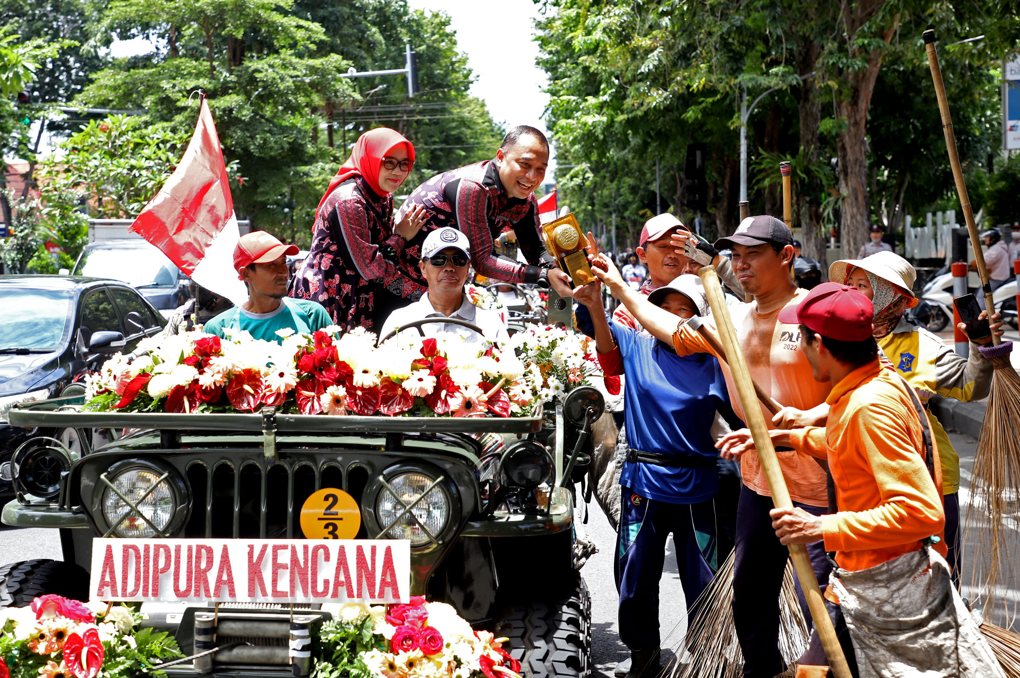 Pemkot Surabaya menggelar kirab penghargaan Adipura Kencana 2022 mulai dari depan Gedung Graha Pena, Jalan Ahmad Yani hingga ke Halaman Balai Kota Surabaya, Rabu (1/3/2023).