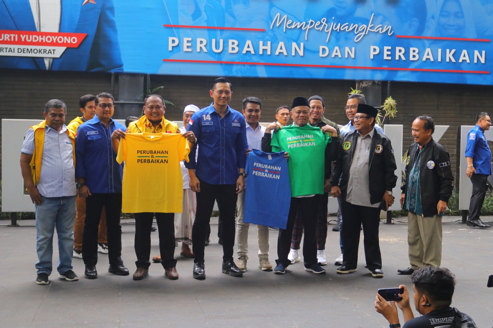 Ketua Umum Partai Demokrat, Agus Harimurti Yudhoyono (AHY), menerima kunjungan Sekber Koalisi KIB Pendukung Anies, di Kantor DPP Partai Demokrat, Jalan Proklamasi, Jakarta, Rabu, 7 Juni 2023.
