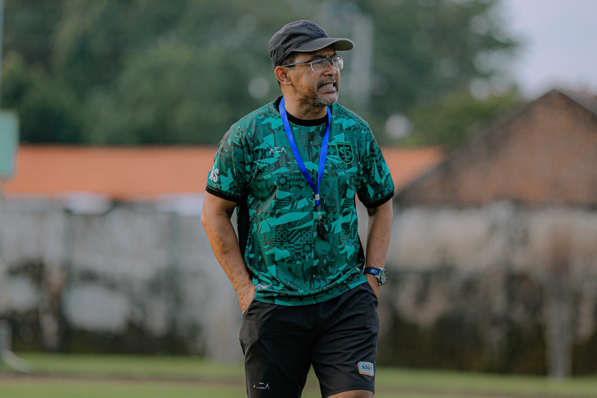 Aji Santoso memimpin latihan Persebaya, Rabu (8/2) sore. (Persebaya)
