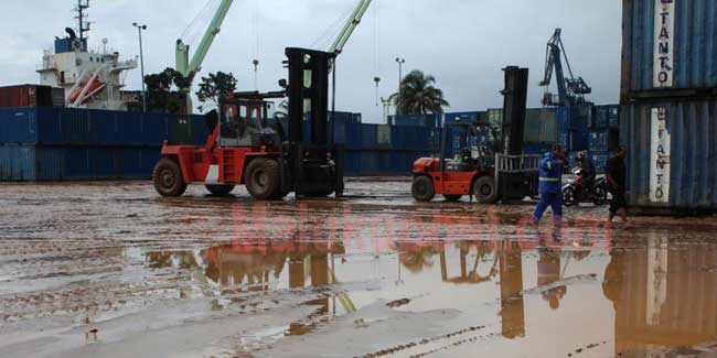 Ilustrasi- Aktivitas pelabuhan Yos Sudarso. (FOTO: HMP/lis) 
