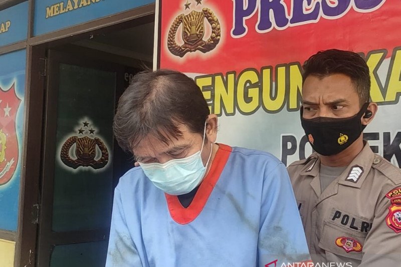Pelarian Heri Sutarno pelaku pengelapan pajak PT Aurora Cianjur, Jawa Barat, berakhir setelah petugas menangkapnya di rumah istri mudanya, di Cianjur, Jumat (12/3/2021) (ANTARA/Ahmad Fikri)