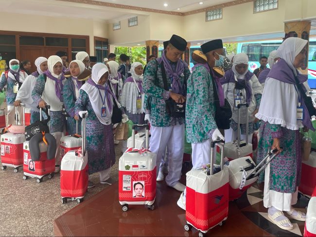 Calon Jemaah Haji berangkat dari Bandara Pattimura.