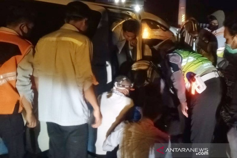Proses evakuasi mobil anak Amien Rais yang terlibat kecelakaan di Tol Cipali. (ANTARA/HO-PJR Polda Jawa Barat)