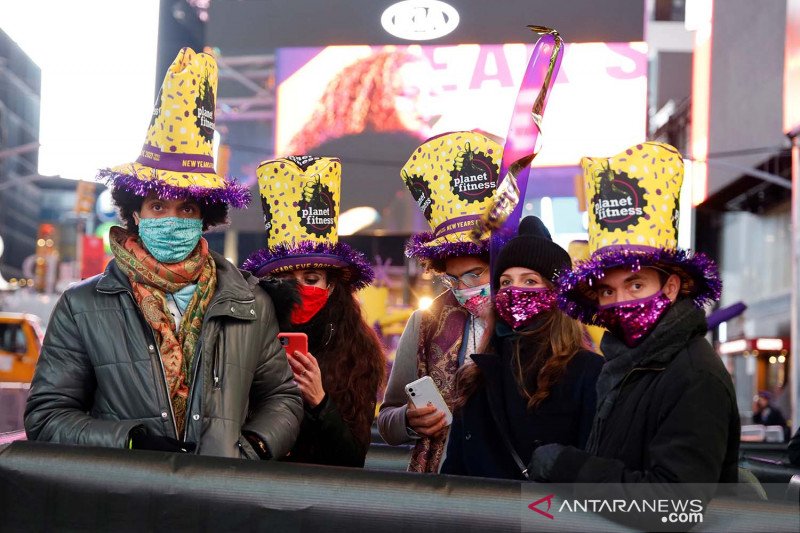 Warga berkumpul di tempat pembatasan sosial mereka di Times Square pada Malam Tahun Baru di New York City, Amerika Serikat, Kamis (31/12/2020). /Gary Hershorn/Pool via REUTERS/aww/cfo (REUTERS/POOL)