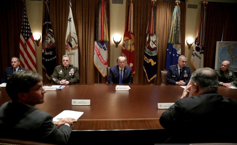 Presiden Amerika Serikat Donald Trump bertemu dengan pemimpin militer senior dan Tim Keamanan Nasional di ruang Cabinet Gedung Putih, di Washington, Amerika Serikat, Sabtu (9/5/2020). REUTERS/Yuri Gripas/foc/djo (REUTERS/YURI GRIPAS)