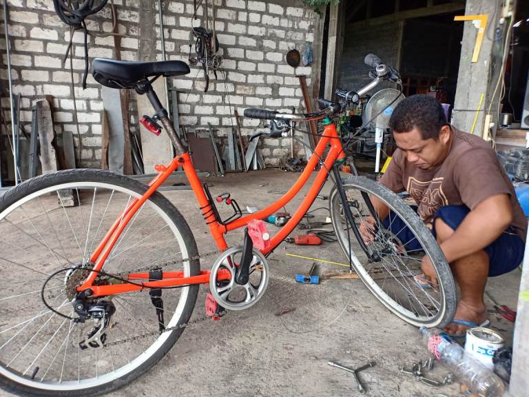 Andik Knoxs mengerjakan sepeda modifikasi Mini Trek. HMP/ONO