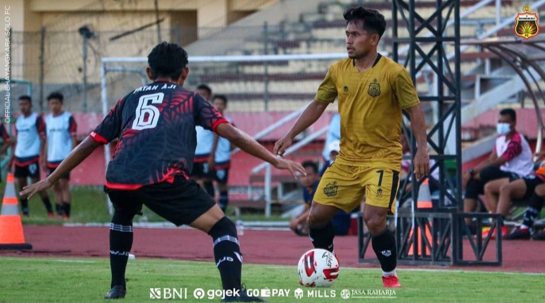 Andik Vermasah (kanan) dikawal pemain Persekat Tegal. Bhayangkara FC