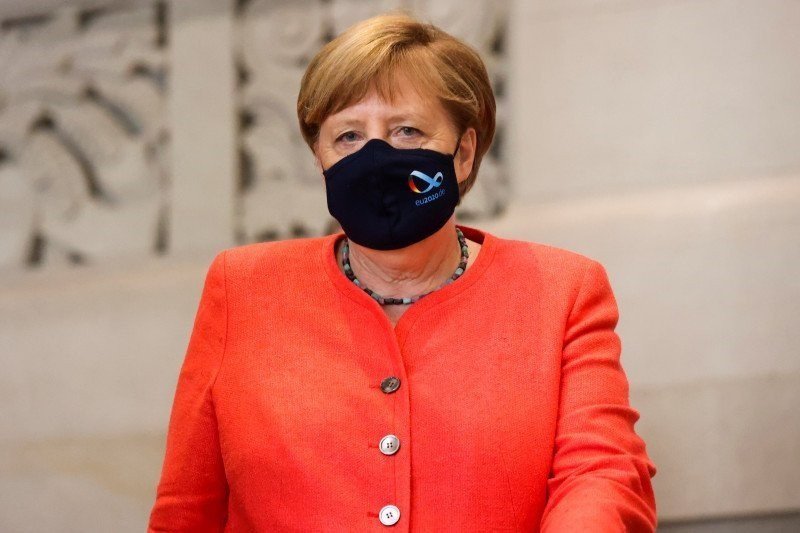 Kanselir Jerman Angela Merkel, dengan mengenakan masker, meninggalkan gedung parlemen Jerman Bundesrat di Berlin, Jerman, Jumat (3/7/2020), di tengah wabah virus corona (COVID-19). (ANTARA/REUTERS/Fabrizio Bensch/TM.)