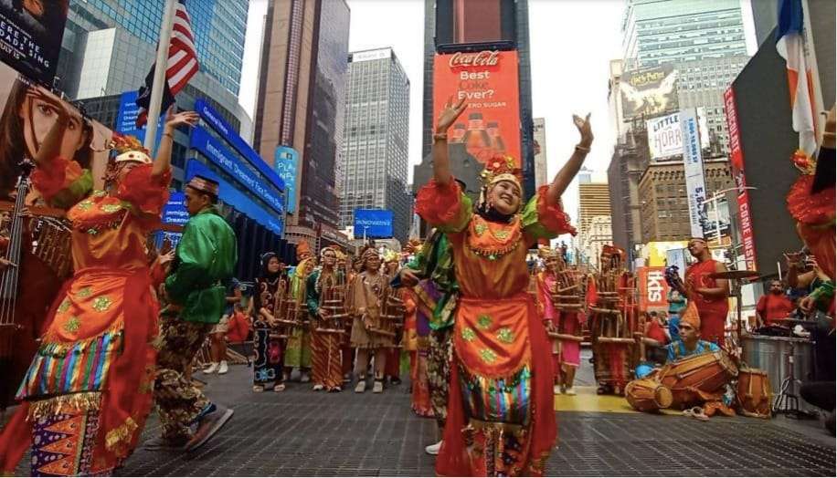 MISI BUDAYA, Pergelaran Flash Mob Angklung Memukau di Amerika Serikat