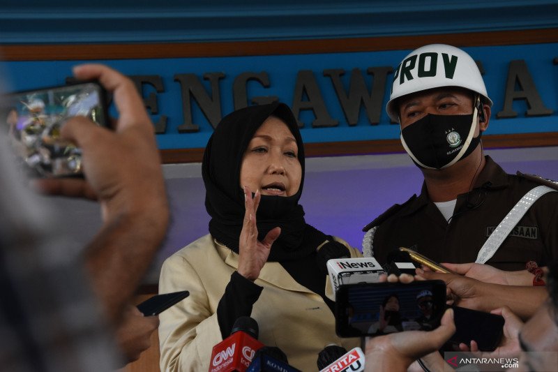 Pengacara dari buronan kasus korupsi pengalihan hak tagih (cessie) Bank Bali Djoko Tjandra, Anita Kolopaking (kiri) memberikan keterangan kepada wartawan usai menjalani pemerikaan di Gedung Jaksa Agung Muda Pengawasan Kejagung, Jakarta, Senin (27/7/2020).