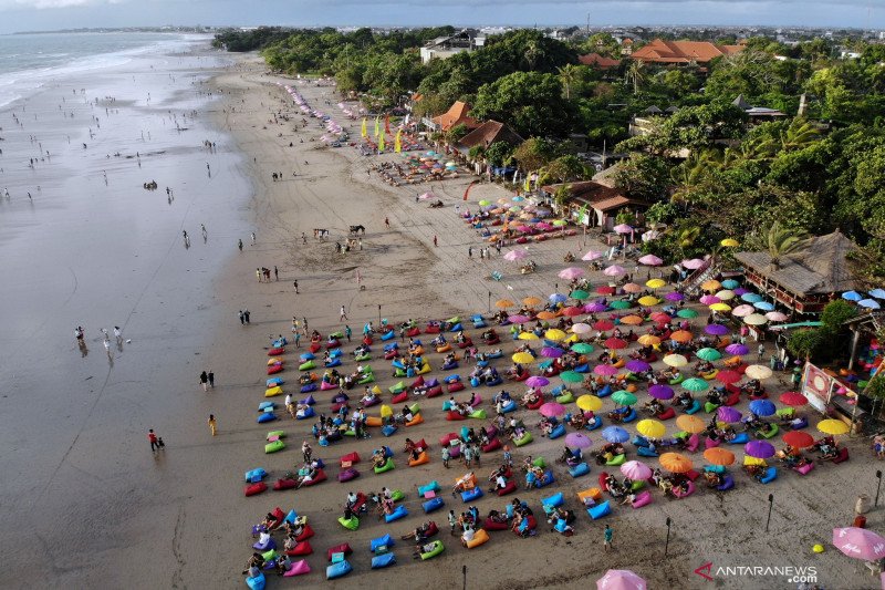 dok/Foto udara suasana Pantai Double Six di Seminyak, Badung, Bali, Minggu (3/1/2021). Akhir masa liburan pada awal tahun baru 2021 dimanfaatkan oleh wisatawan yang didominasi wisatawan domestik untuk mengunjungi berbagai destinasi pariwisata di Pulau Dew