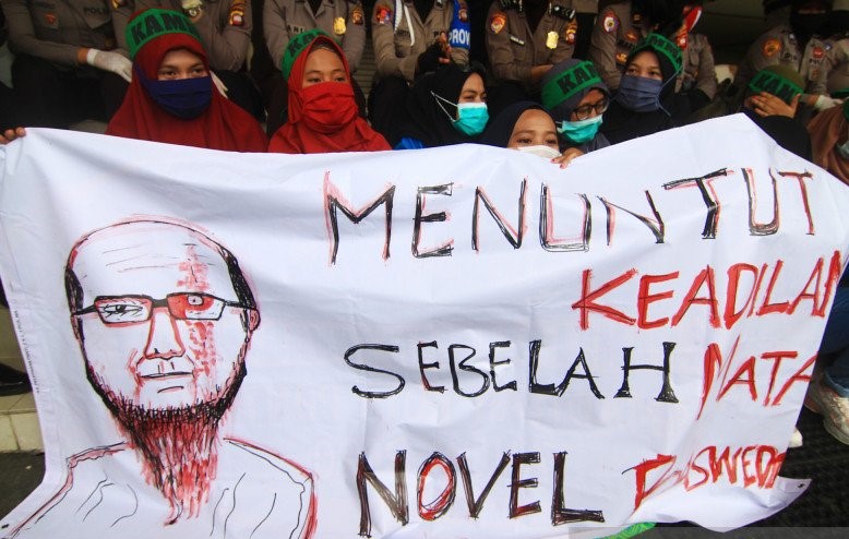 Sejumlah pengunjuk rasa dari Aliansi Mahasiswa Kalbar Menggugat menggelar aksi di DPRD Provinsi Kalbar di Pontianak, Kalimantan Barat, Selasa (30/6/2020). Dalam unjuk rasa tersebut mereka menuntut keadilan untuk kasus Novel Baswedan serta menyuarakan besa