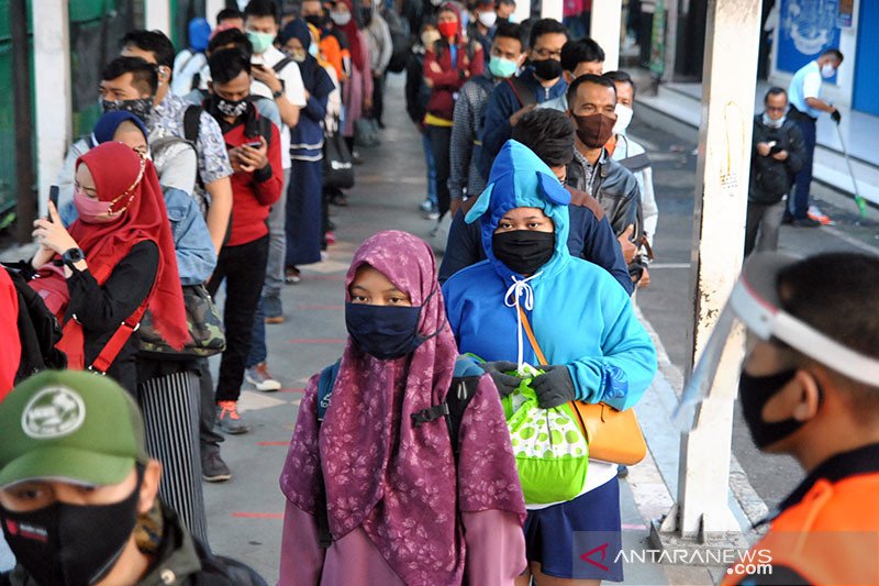 Ratusan calon penumpang KRL Commuter Line mengantre menuju pintu masuk Stasiun Bogor di Jawa Barat, Senin (8/6/2020). Antrean panjang calon penumpang tersebut terjadi saat dimulainya aktivitas perkantoran di Jakarta di tengah masa transisi Pembatasan Sosi