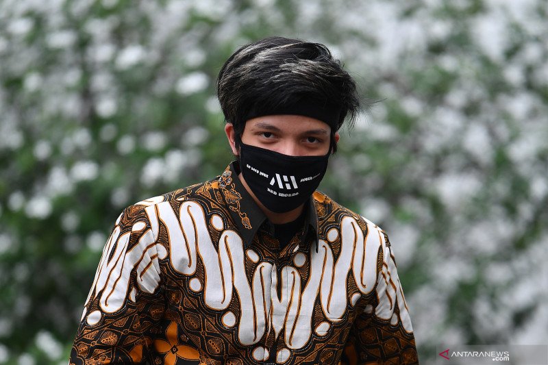Penggiat media sosial Atta Halilintar berjalan seusai bertemu dengan Presiden Joko Widodo di kompleks Istana Kepresidenan, Jakarta, Selasa (14/7/2020). ANTARA FOTO/Sigid Kurniawan/hp. (ANTARA FOTO/SIGID KURNIAWAN)
