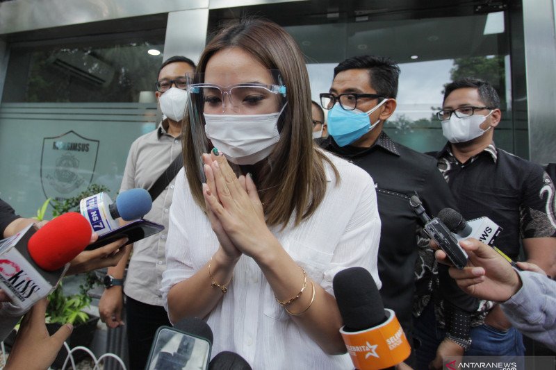 Artis Gisella Anastasia (kiri) didampingi kuasa hukumnya Sandy Arifin dicecar pertanyaan oleh wartawan usai diperiksa di Gedung Ditkrimsus Mapolda Metro Jaya, Jakarta, Rabu (23/12/2020). ANTARA FOTO/ Reno Esnir/foc. (ANTARA/RENO ESNIR)

