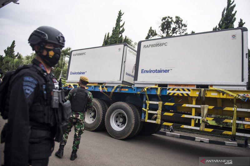 Anggota kepolisian berjaga di dekat Envirotainer berisi bahan baku vaksin COVID-19 Sinovac, di Bio Farma, Bandung, Jawa Barat, Selasa (2/2/2021). Sebanyak 10 juta bahan baku vaksin COVID-19 Sinovac tahap dua kembali tiba di Indonesia dan menambah jumlah b
