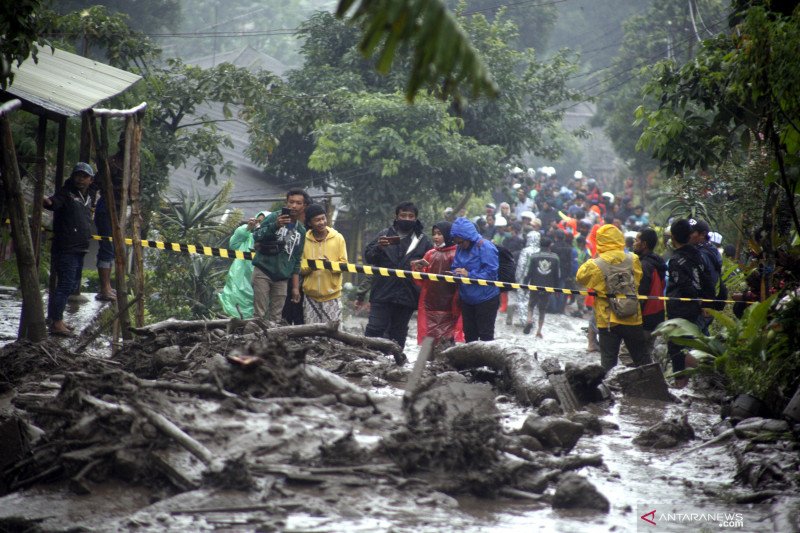 Arsip Foto. Warga melihat permukiman yang terdampak banjir bandang di Kampung Gunung Mas, Desa Tugu Selatan, Cisarua, Kabupaten Bogor, Jawa Barat, Selasa (19/1/2021). (ANTARA FOTO/Yulius Satria Wijaya)
