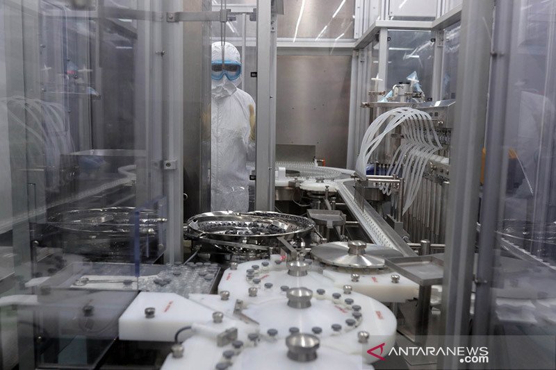 Dokumentasi: Seorang karyawan bekerja di bagian pembotolan di mana Coronavac, vaksin SinoVac untuk penyakit virus corona (COVID-19) akan diproduksi di pusat biomedis Brazil, Butantan Institute, di Sao Paulo, Brazil, Selasa (22/12/2020). ANTARA FOTO/REUTER