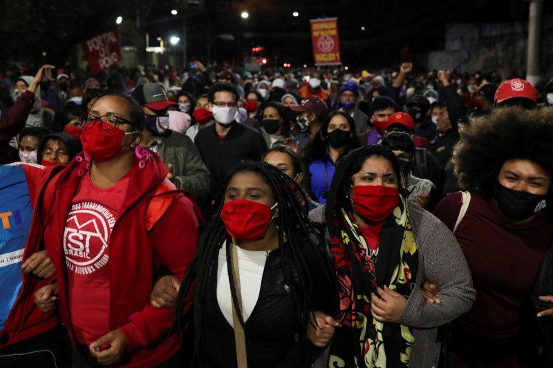 Para anggota Homeless Workers' Movement Brazil (MTST) berpartisipasi dalam sebuah protes menuntut perumahan yang terjangkau untuk warga berpenghasilan rendah di Sao Paulo, Brazil, Kamis (30/7/2020), di tengah penyebaran wabah COVID-19. ANTARA FOTO/REUTERS