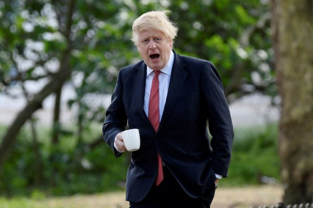 Perdana Menteri Inggris Boris Johnson berjalan kaki di pusat London, di tengah penyebaran penyakit virus corona (COVID-19), di London, Inggris, Senin (11/5/2020). (ANTARA/REUTERS/TOBY MELVILLE/TM)