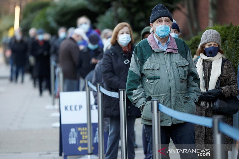 Warga mengantre untuk memasuki Lapangan Lord's Cricket untuk menerima vaksin virus corona (COVID-19, di tengah mewabahnya penyakit tersebut, di London, Inggris, Jumat (22/1/2021). ANTARA FOTO/REUTERS/John Sibley/HP/djo/am.

