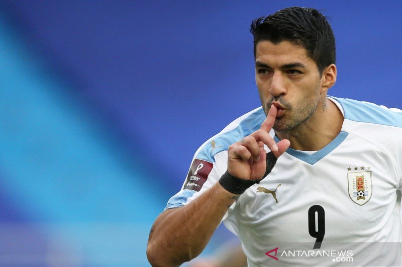Pemain Uruguay Luis Suarez melakukan selebrasi setelah mencetak gol ke gawang Kolombia pada Babak Kualifikasi Amerika Selatan Piala Dunia FIFA 2022 di Estadio Metropolitano R. Melendez, Barranquilla, Kolumbia, Jumat (13/11/2020). ANTARA FOTO/REUTERS/Luisa
