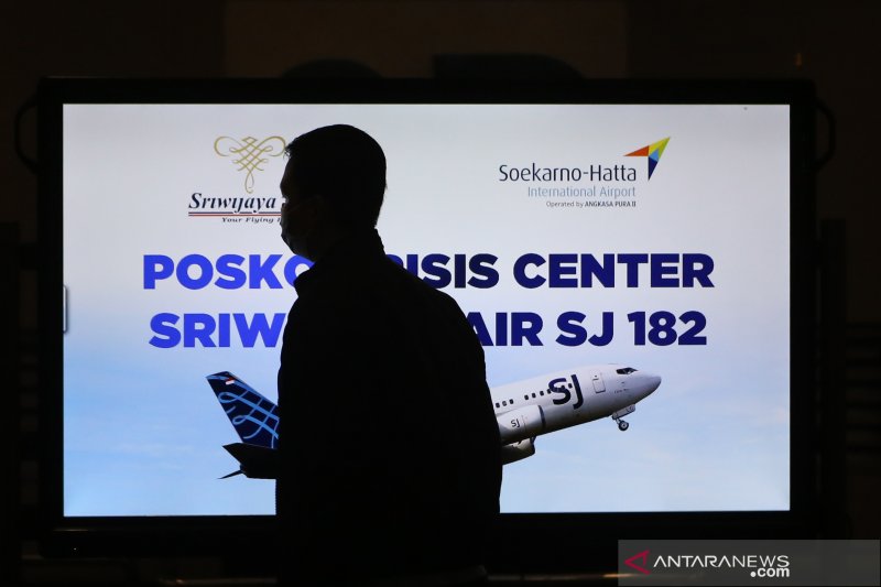 Petugas berjaga di Posko Crisis Center Sriwijaya Air SJ 182 di Terminal 2D Bandara Soekarno-Hatta, Tangerang, Banten, Sabtu (9/1/2021). Posko tersebut didirikan untuk memberikan informasi bagi keluarga korban pesawat Sriwijaya Air SJ 182 rute Jakarta-Pont