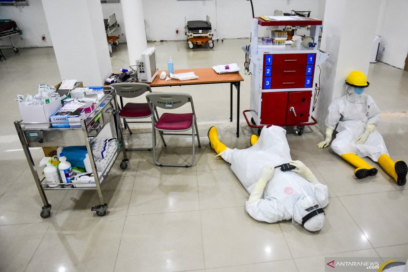 Sejumlah perawat beristirahat dengan mengenakan alat pelindung diri di Instalasi Gawat Darurat khusus penanganan COVID-19 di RSUD Arifin Achmad, Kota Pekanbaru, Riau, Jumat (5/6/2020). ANTARA FOTO/FB Anggoro/foc.

