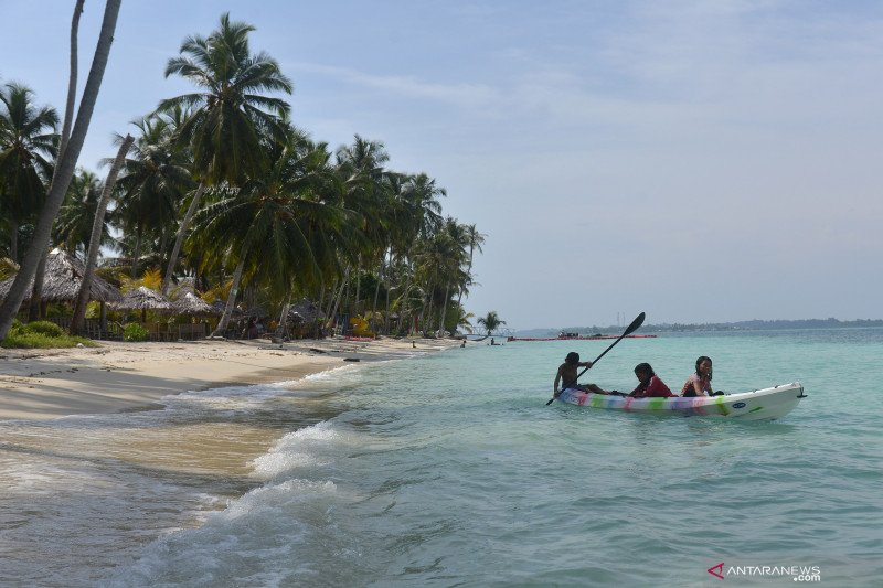 Sejumlah anak bermain perahu di pantai di Pulau Panjang, Kecamatan Pulau Banyak, Kabupaten Aceh Singkil, Aceh, Minggu (8/9/2019). Kecamatan Pulau Banyak, kepulauan terluar di Aceh yang terdiri dari 99 pulau besar dan kecil dengan luas wilayah sekitar 27 r