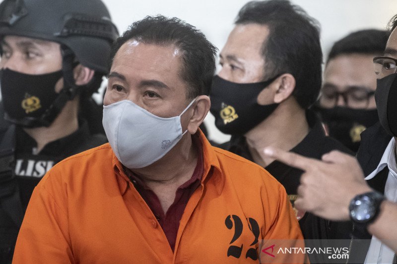 Buronan kasus korupsi pengalihan hak tagih (cessie) Bank Bali Djoko Tjandra yang ditangkap di Malaysia ditunjukkan kepada media saat konferensi pers di kantor Bareskrim Mabes Polri, Jakarta, Kamis (30/7/2020). Djoko Tjandra berhasil ditangkap setelah buro