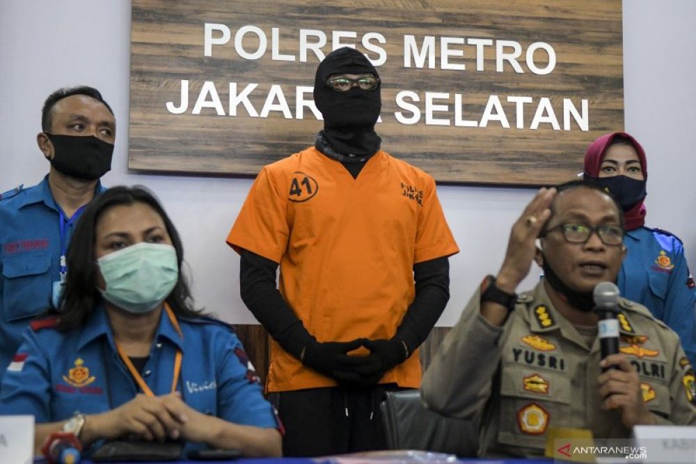 Kabid Humas Polda Metro Jaya Kombes Pol Yusri Yunus (kanan) bersama Kasat Narkoba Polres Jakarta Selatan AKBP Vivick Tjangkung (kiri) menyampaikan keterangan pers pada rilis kasus narkoba yang menjerat aktor Dwi Sasono (berdiri tengah) di Polres Jakarta S