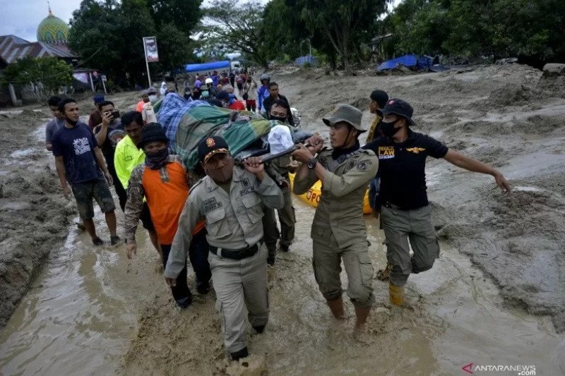 Petugas SAR gabungan dan warga mengevakuasi jenazah korban banjir bandang yang ditemukan di Desa Radda, Kabupaten Luwu Utara, Sulawesi Selatan, Rabu (15/7/2020). ANTARA FOTO/Abriawan Abhe

