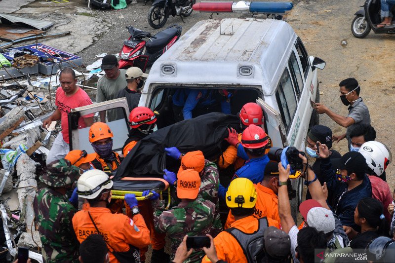 Tim SAR gabungan mengevakuasi jenazah korban gempa bumi magnitudo 6,2 di Mamuju, Sulawesi Barat, Sabtu (16/1/2021). ANTARA FOTO/Sigid Kurniawan/hp. (ANTARA FOTO/SIGID KURNIAWAN)

