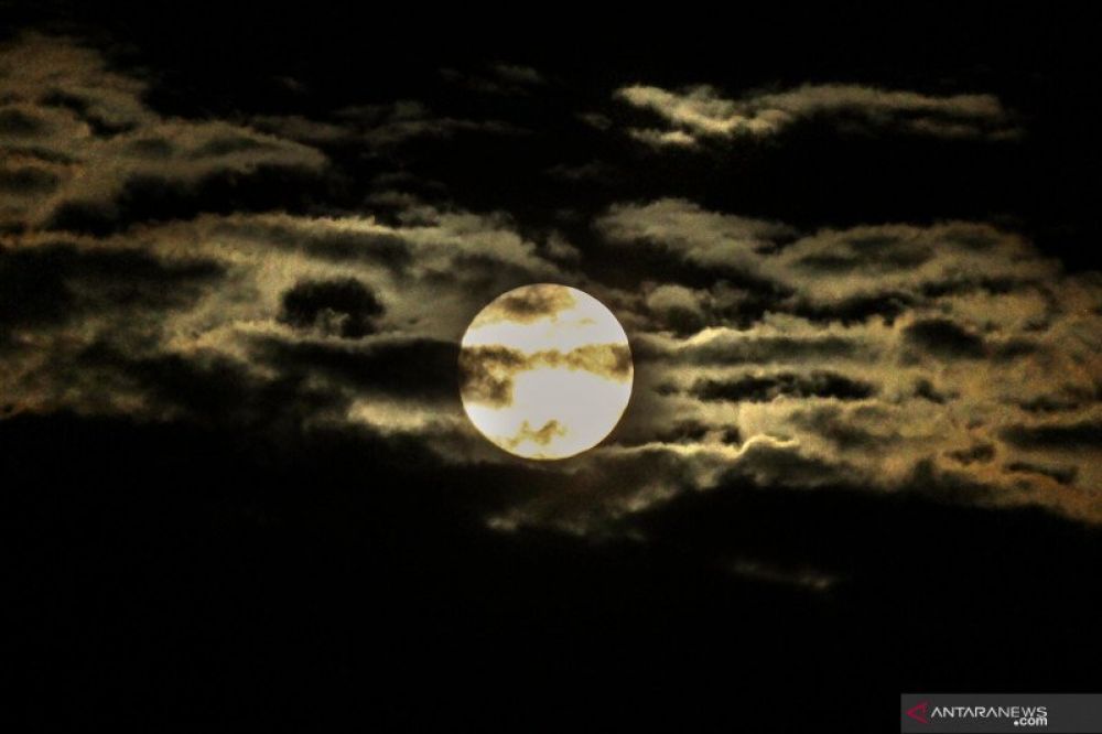 Fenomena Bulan Supermoon yang juga disebut sebagai super pink moon menghiasi langit Kota Lhokseumawe, Aceh, Rabu (8/4/2020) dini hari. DOK