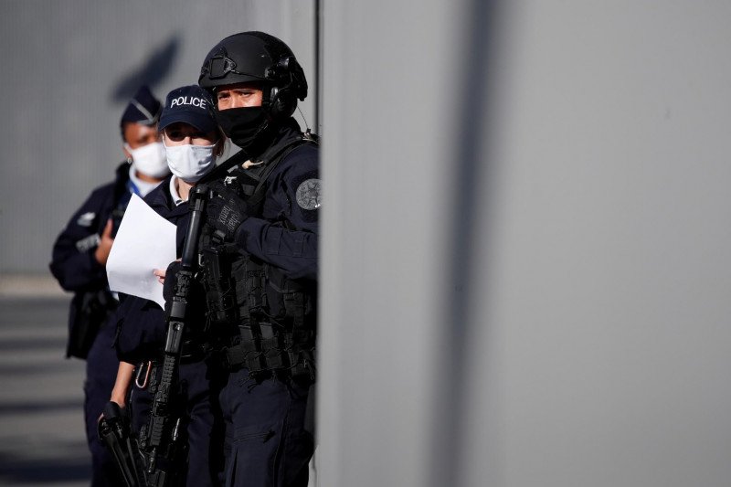 Ilustrasi: Polisi mengamankan pintu masuk gedung pengadilan pada pembukaan sidang serangan Paris Januari 2015 terhadap satir mingguan Charlie Hebdo. Sidang akan berlangsung dari 2 September hingga 10 November 2020. ANTARA FOTO/REUTERS/Christian Hartmann/F