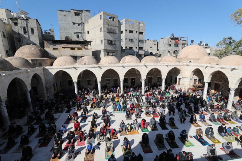 Warga Palestina menjalankan ibadah salat Jumat di sebuah masjid setelah pelonggaran pembatasan akibat wabah penyakit virus corona (COVID-19), di Kota Gaza, Jumat (22/1/2021). ANTARA FOTO/REUTERS/Mohammed Salem/HP/djo (REUTERS/MOHAMMED SALEM)

