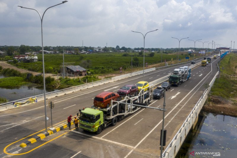 Sejumlah kendaraan melintas di Gerbang Tol Kramasan, Jalan Tol Kayuagung-Palembang, Desa Ibul Besar III, Pemulutan, Ogan Ilir (OI), Sumatera Selatan, Rabu (23/12/2020). ANTARA FOTO/Nova Wahyudi/hp