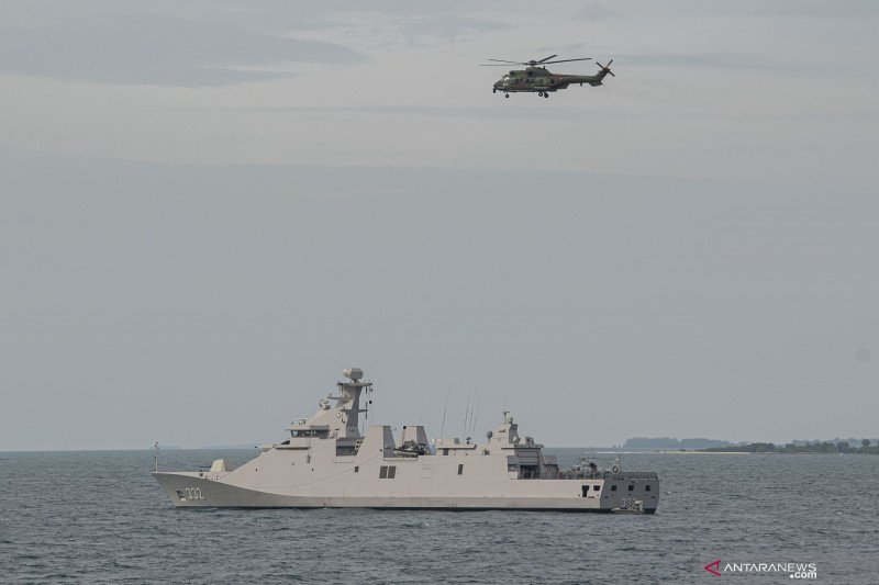 Helikopter EC 725 Caracal TNI AU terbang di atas KRI I Gusti Ngurah Rai-332 saat pencarian korban dan puing pesawat Sriwijaya Air SJ 182 di perairan Kepulauan Seribu, Jakarta, Senin (11/1/2021). . ANTARA FOTO/Aditya Pradana Putra/hp. (ANTARA/ADITYA PRADAN