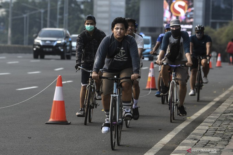 Warga mengayuh sepedanya saat melintas di kawasan Jalan Sudirman-Thamrin, Jakarta, Sabtu (27/6/2020). Pemprov DKI Jakarta resmi meniadakan kegiatan Hari Bebas Kendaraan Bermotor (HBKB) atau Car Free Day (CFD) di kawasan Jalan Sudirman-Thamrin pada Minggu 