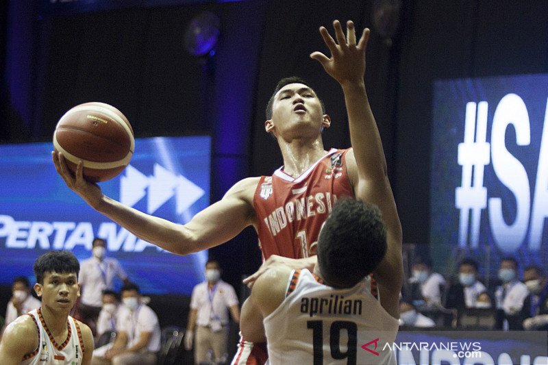 Pebasket Indonesia Patriots Aldy Izzatur Rachman dihadang pebasket NSH Mountain Gold Randika Aprilian saat berusaha memasukan bola pada laga IBL 2021 Seri 1 di Lapangan Basket Robinson Resort, Cisarua, Bogor, Jawa Barat, Rabu (10/3/2021). Indonesia Patrio