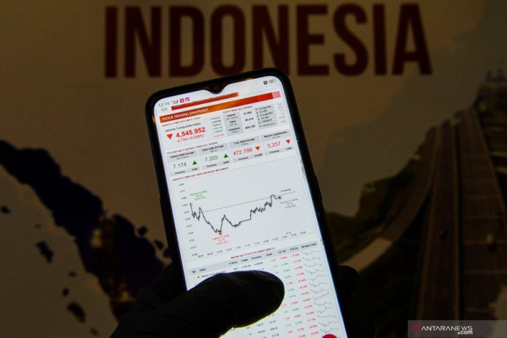 Layar ponsel menampilkan pergerakan Indeks Harga Saham Gabungan (IHSG) saat dibukanya perdagangan saham di gedung Bursa Efek Indonesia, Jakarta, Selasa (26/5/2020). (FOTO: HMP/M Risyal Hidayat) 