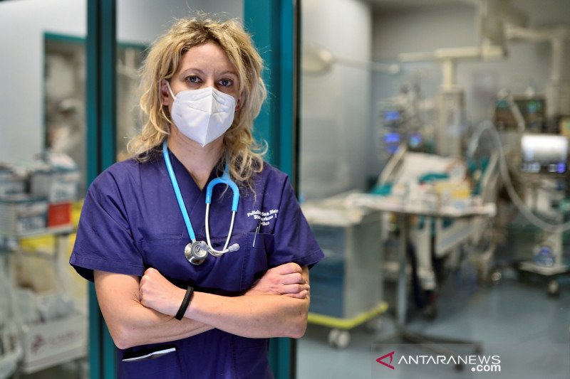 Annalisa Malara, dokter yang mendiagnosa pasien Italia pertama dengan COVID-19, bersama dengan dr. Ricevuti, Sabtu (20/2/2021), berpose untuk foto di Rumah Sakit San Matteo di Pavia satu tahun setelah Codogno menjadi pusat penyakit virus korona (COVID-19)