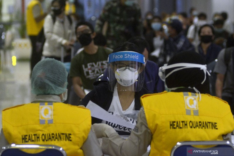 Arsip Foto. Petugas memeriksa dokumen perjalanan penumpang pesawat yang tiba di Terminal Domestik Bandara Internasional I Gusti Ngurah Rai, Bali, Rabu (27/5/2020). Aturan perjalanan selama libur Natal dan Tahun Baru diperketat untuk menekan risiko penular