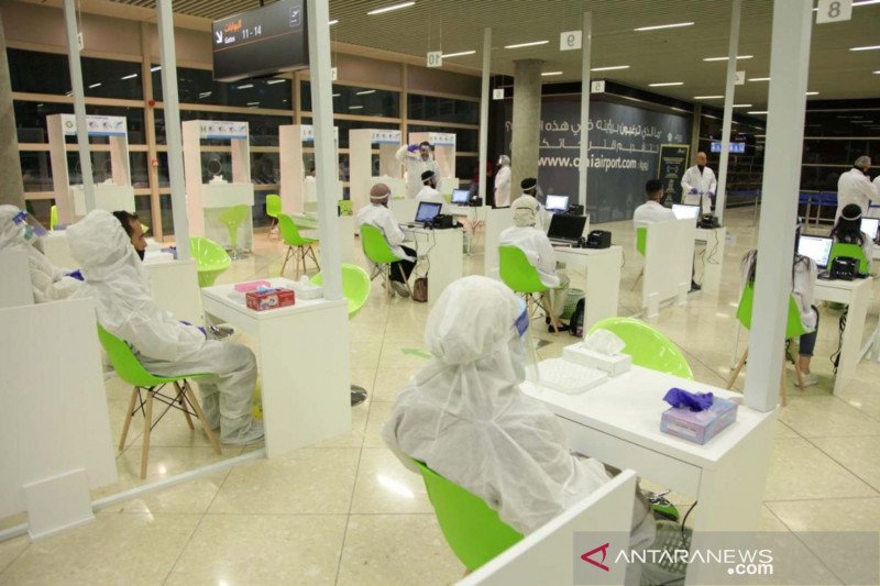 Para petugas kesehatan menunggu penumpang untuk diperiksa di Bandara Internasional Queen Alia di Amman, Yordania, Selasa (8/9/2020), setelah penerbangan internasional reguler dibuka kembali pascapenutupan akibat penyebaran penyakit virus corona (COVID-19)