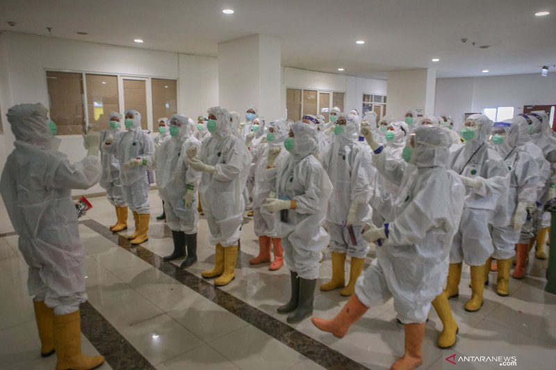 Sejumlah tenaga kesehatan bersiap sebelum melakukan perawatan terhadap pasien COVID-19 di Rumah Sakit Darurat (RSD) Wisma Atlet, Jakarta, Jumat (22/1/2021). Jumlah tenaga kesehatan di RSD Wisma Atlet saat ini sebanyak 2.653 orang dan merawat 4.935 pasien 