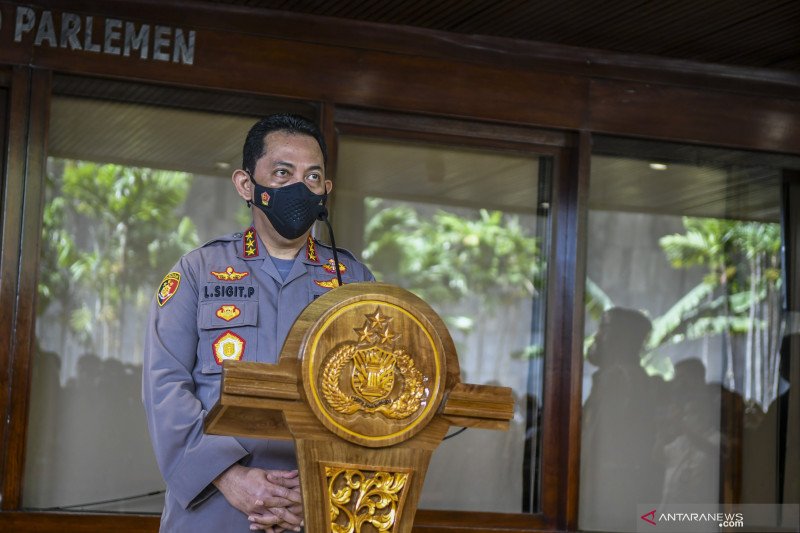 Kabareskrim Polri yang juga Calon Kapolri Komjen Pol Listyo Sigit Prabowo (kanan) memberikan keterangan pers usai mengikuti Uji Kelayakan dan Kepatutan Calon Kapolri di Lobi Nusantara II, Kompleks Parlemen, Jakarta, Rabu (20/1/2021). Komisi III DPR RI aka