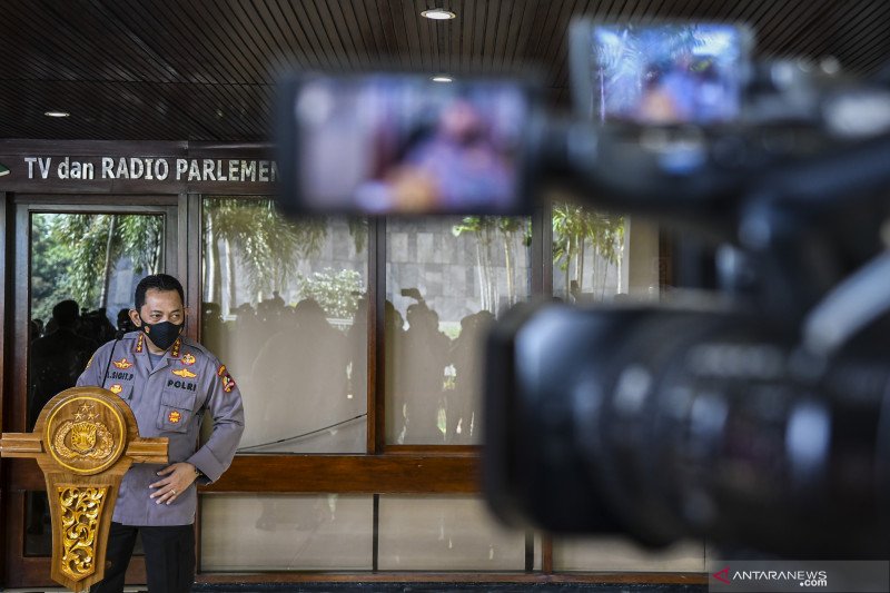 Kabareskrim Polri yang juga Calon Kapolri Komjen Pol. Listyo Sigit Prabowo (kanan) memberikan keterangan pers usai mengikuti Uji Kelayakan dan Kepatutan Calon Kapolri di Lobi Nusantara II, Jakarta, Rabu (20-1-2021). Komisi III DPR RI akan mendengarkan pan