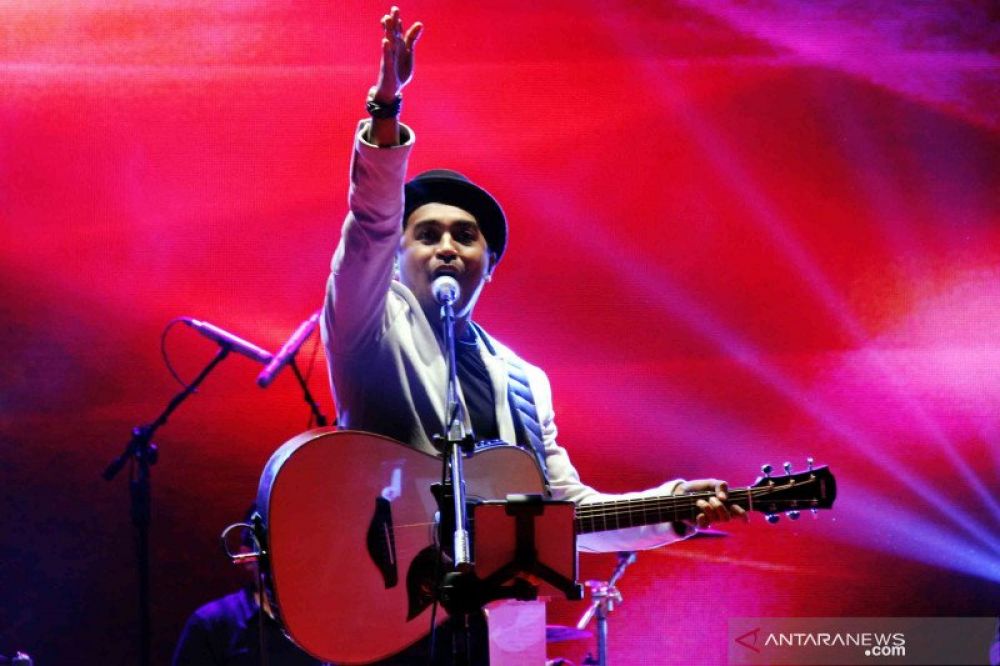 Dilepas Keluarga dan Rekan Artis, Glenn Dimakamkan di Tanah Kusir