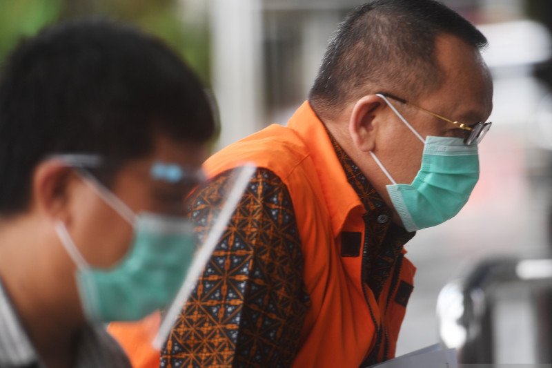 Tersangka kasus suap dan gratifikasi terkait penanganan perkara di MA Nurhadi (kanan) tiba untuk menjalani pemeriksaan di gedung KPK, Jakarta, Senin (8/2/2021). ANTARA FOTO/Akbar Nugroho Gumay/foc.
